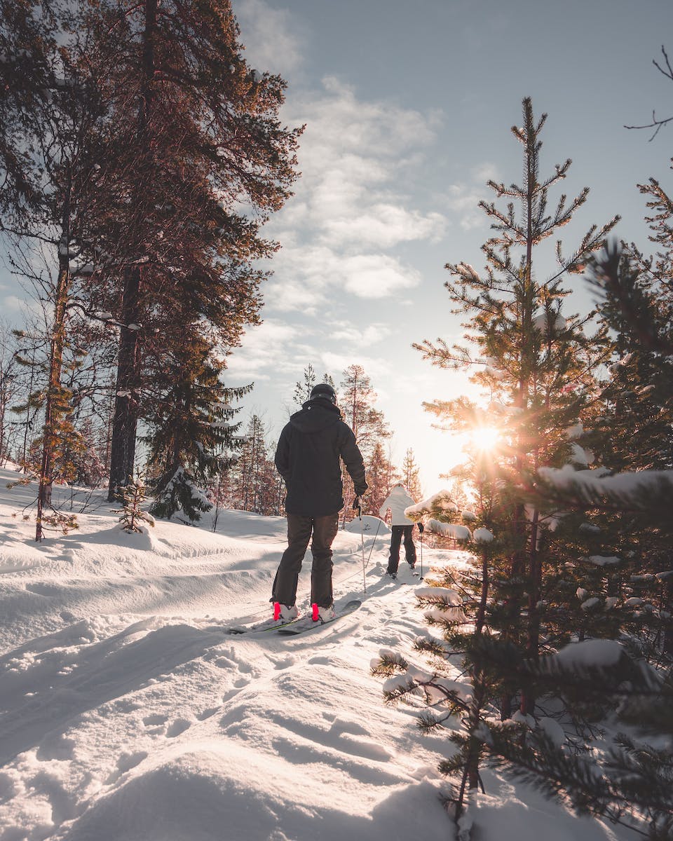 Two People on a Snow Trail (Zwei Menschen auf einem Schneepfad)