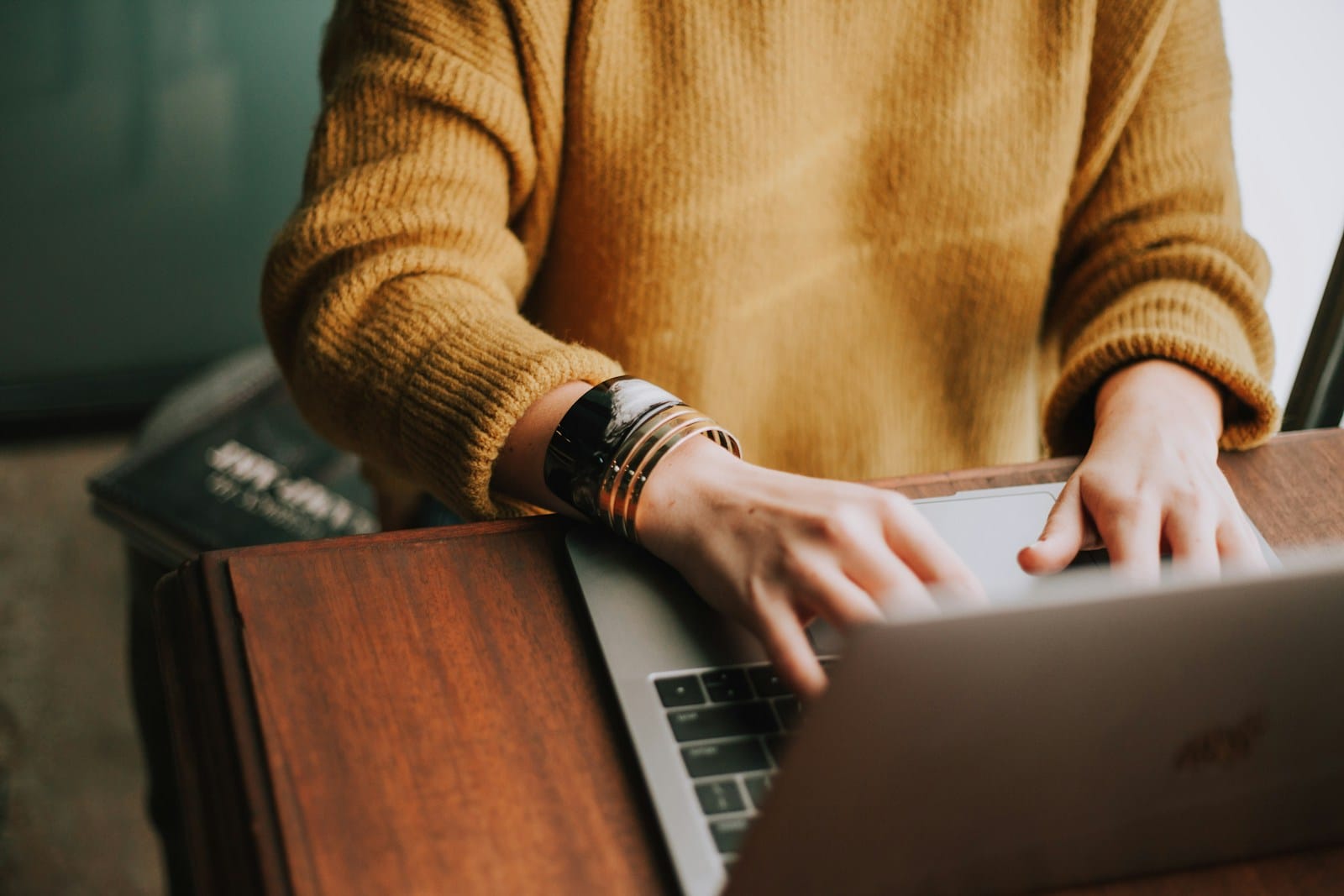 Person, die einen Laptop-Computer benutzt