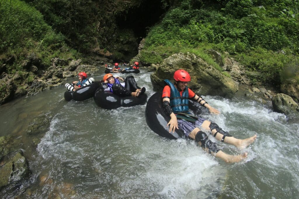 Faire du canyoning ou du rafting